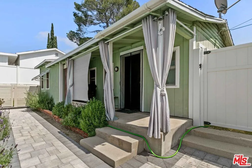 6911 Valmont Street, Tujunga, California 91042 home-pic-45